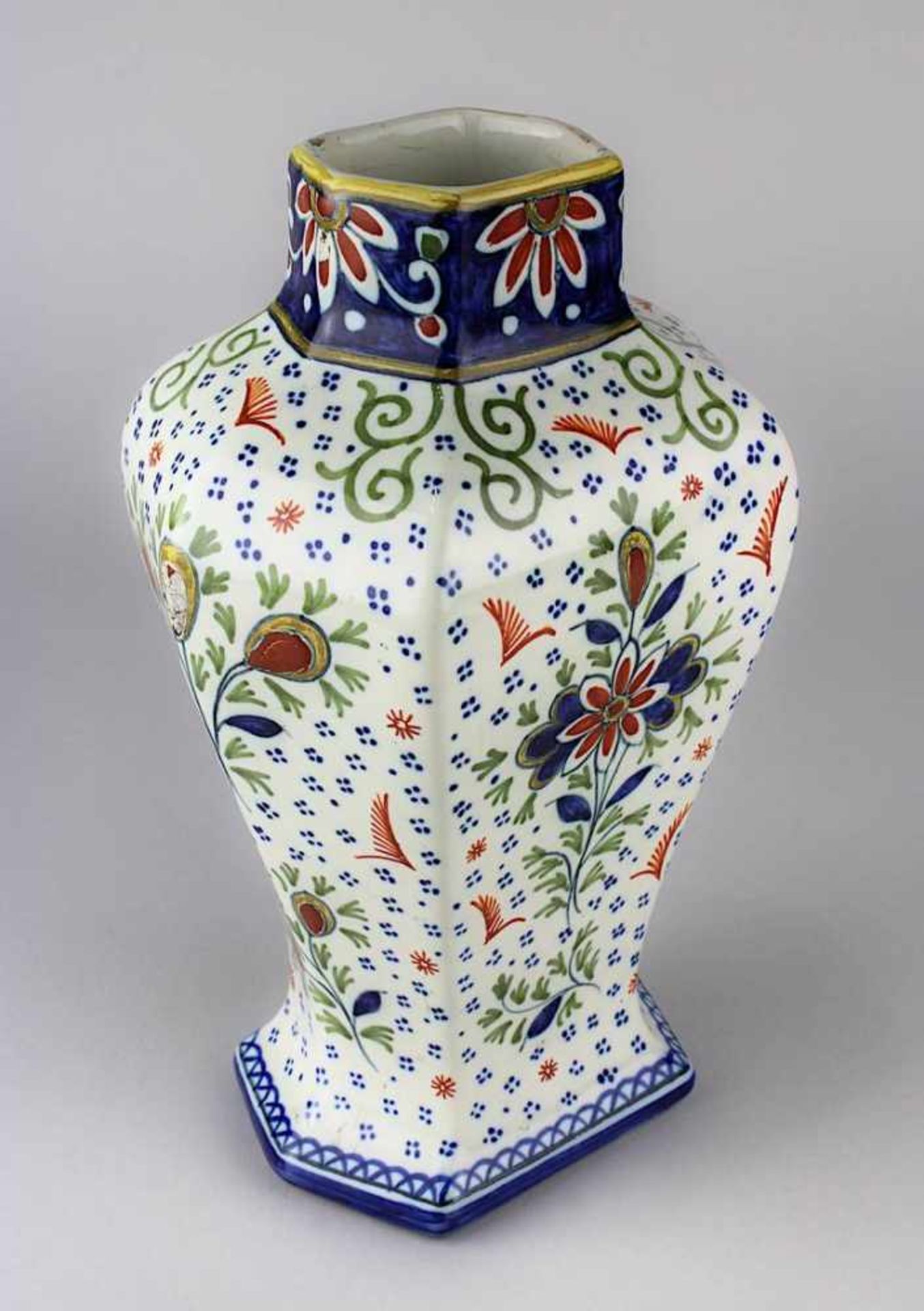 Fayencevase Quimper um 1925, Wandung mit gemaltem floralen Dekor in Scharffeuerfarben, im Boden