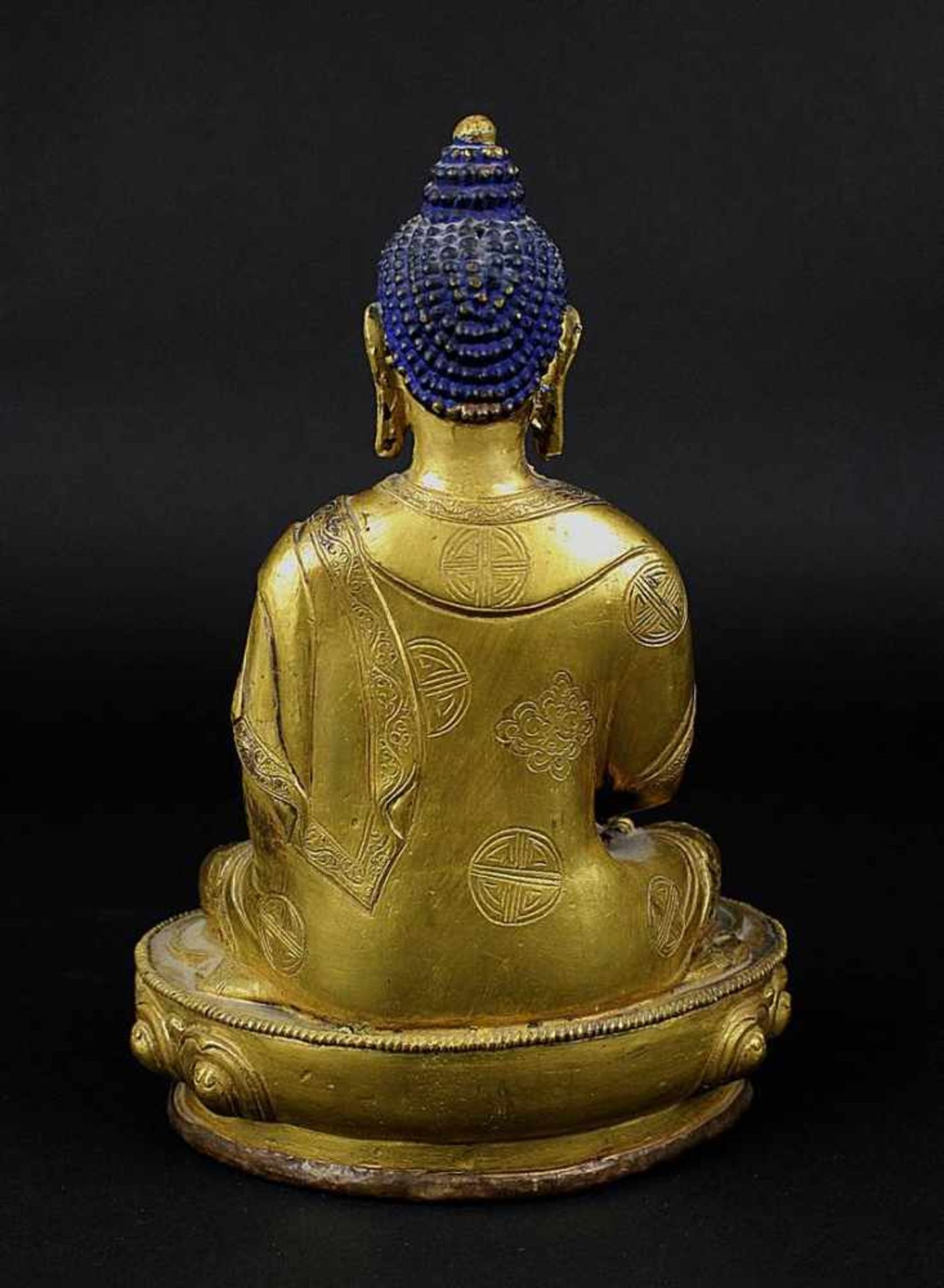 Buddha auf Lotusthron, Siam 19. Jh, sitzend in meditierender Haltung, in der Hand ein Deckelgefäß - Bild 3 aus 4
