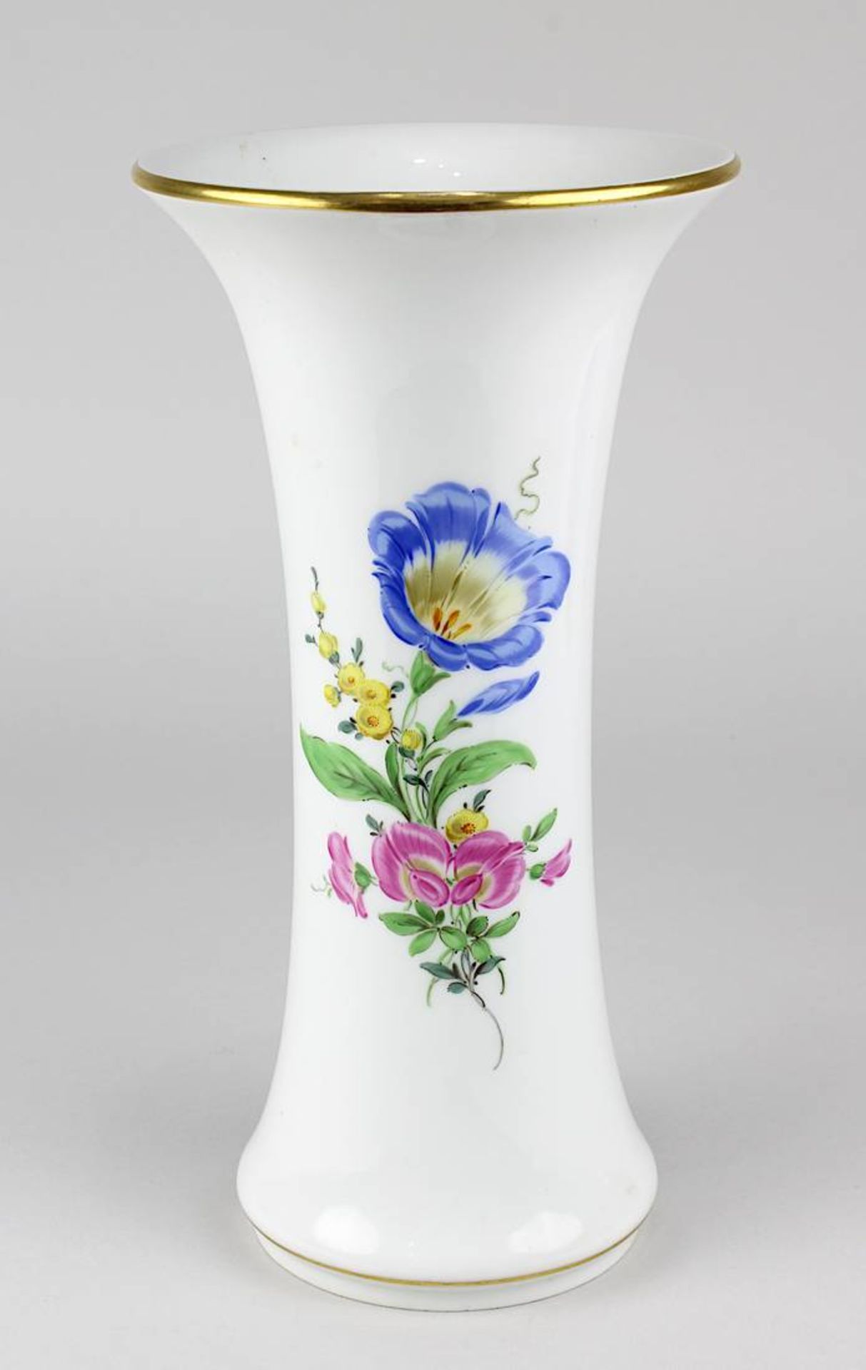 Vase Meissen 2. Hälfte 20. Jh., in Spindelform, Dekor Blumenbouquet und Streublumen, Goldränder,