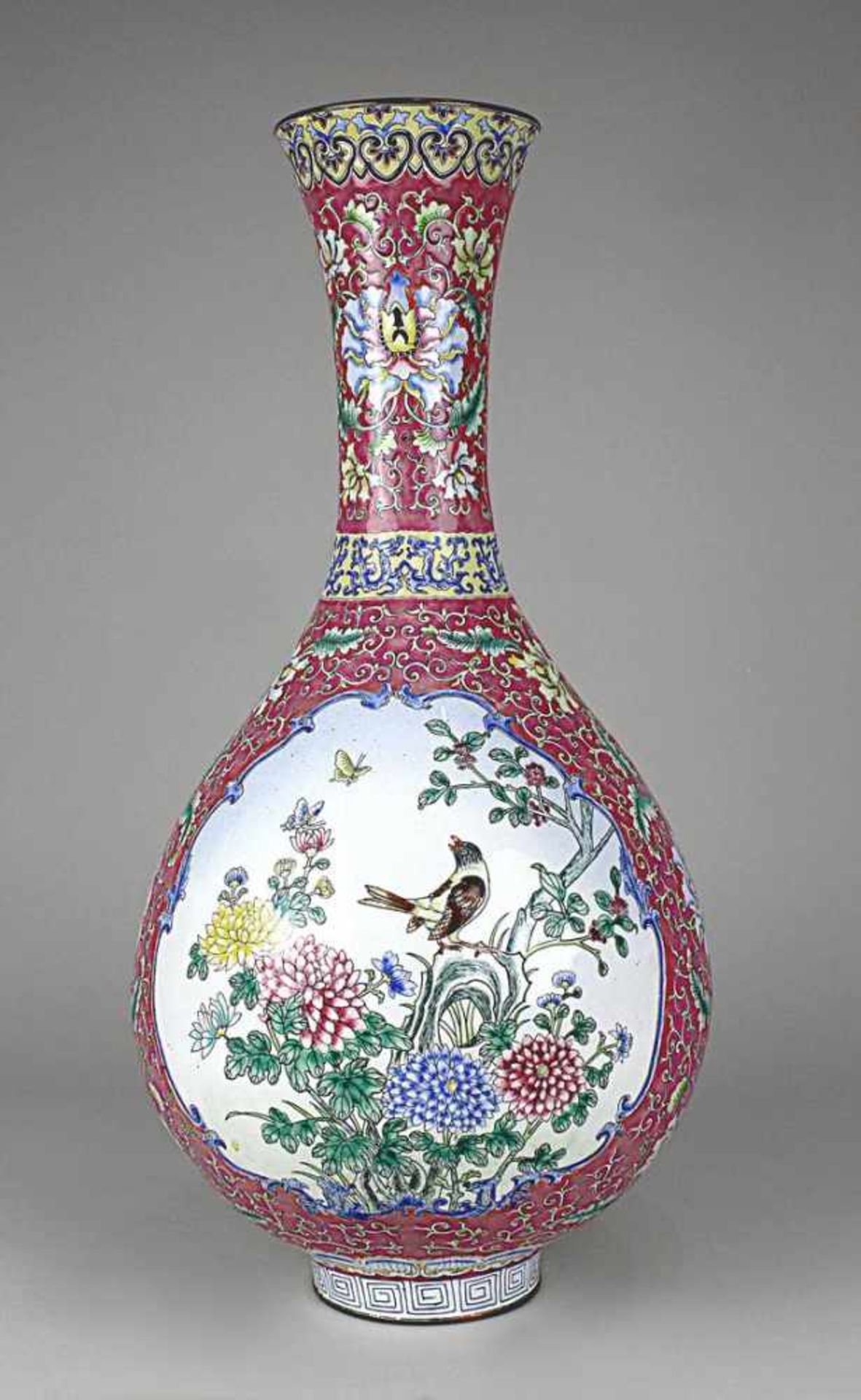 Große chinesische Emailvase, um 1900, Kupferkorpus mit schlankem Hals, Bodenreif und Mündungsrand