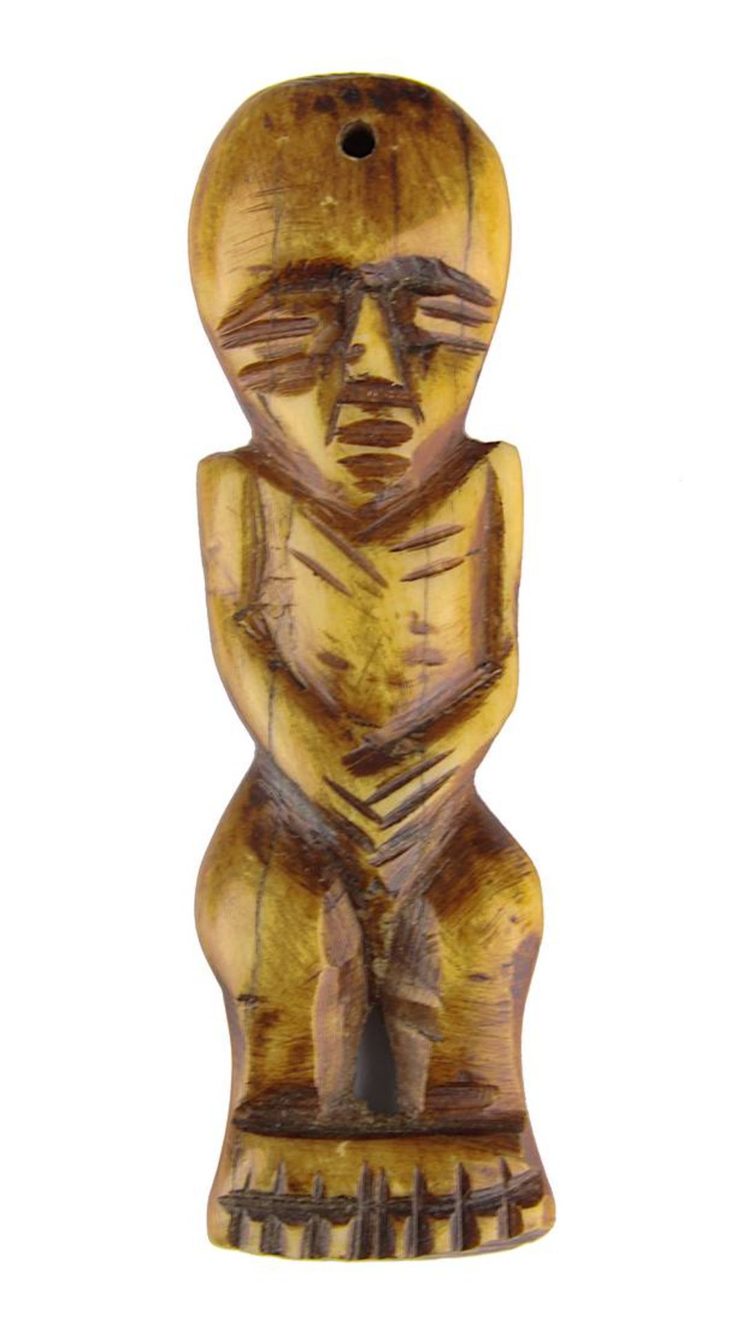 Kleiner Amulettanhänger, wohl Lega, DR Kongo, Bein dunkel patiniert, halbplastische stehende