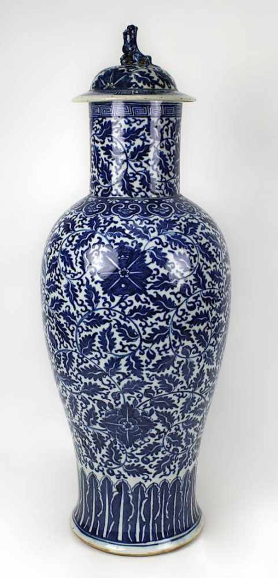 Große Deckelvase, China, Kangxi-Periode (1662 - 1722), langgezogener balusterförmiger Vasenkörper, - Bild 2 aus 4