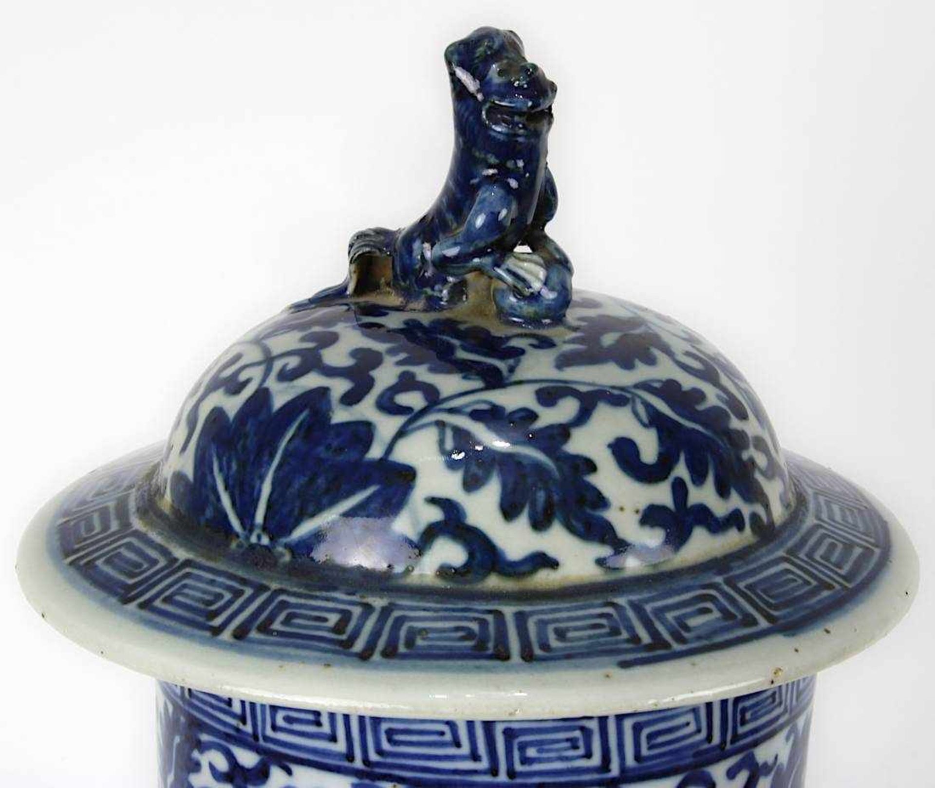 Große Deckelvase, China, Kangxi-Periode (1662 - 1722), langgezogener balusterförmiger Vasenkörper, - Image 3 of 4