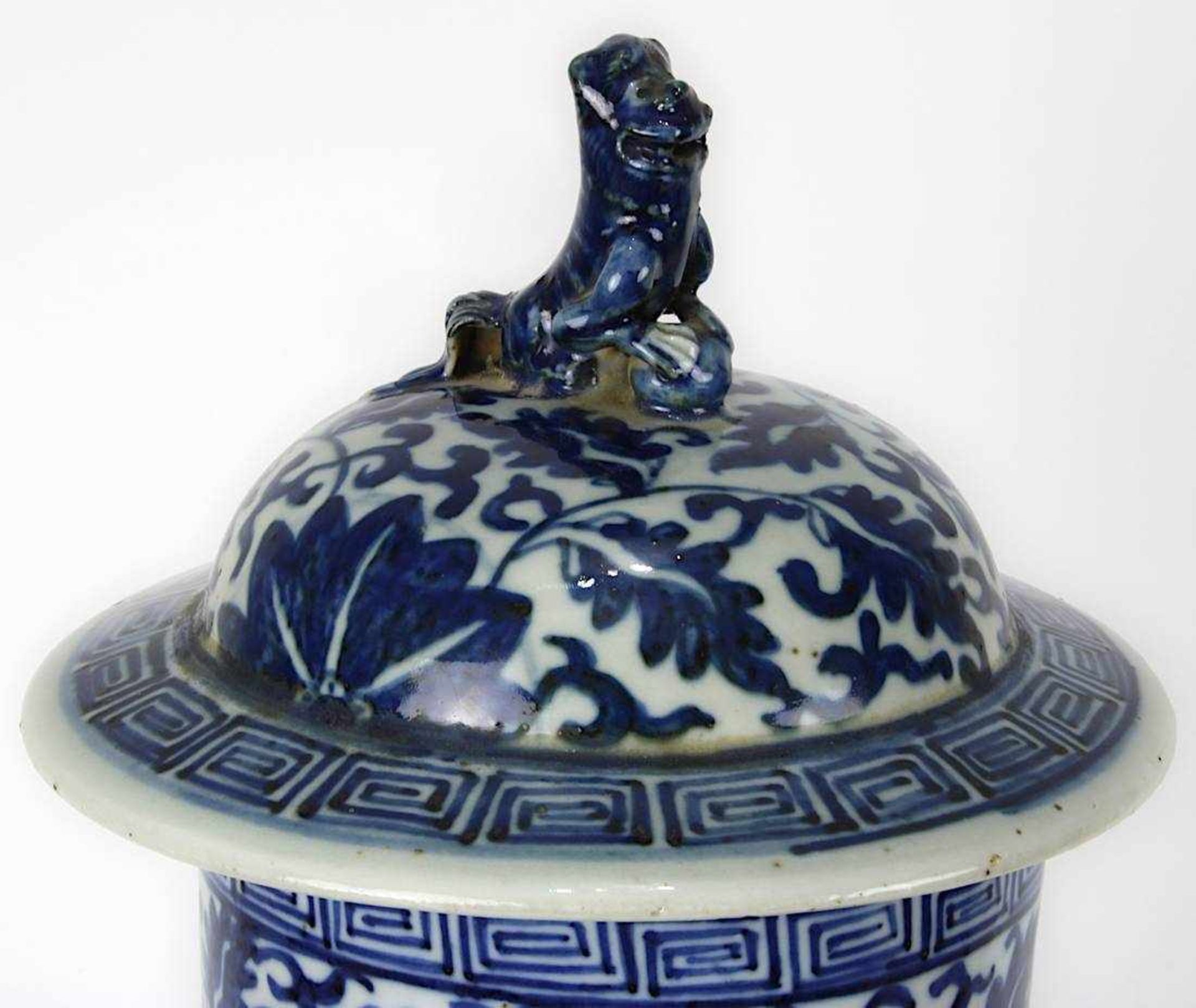 Große Deckelvase, China, Kangxi-Periode (1662 - 1722), langgezogener balusterförmiger Vasenkörper, - Bild 3 aus 4