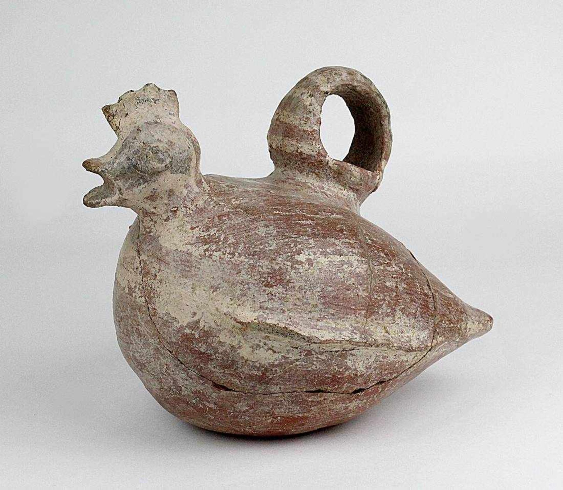 Präkolumbisches Tongefäß in Form einer sitzenden Henne, Vicus-Kultur, Peru, um 300 v. Chr. - 100
