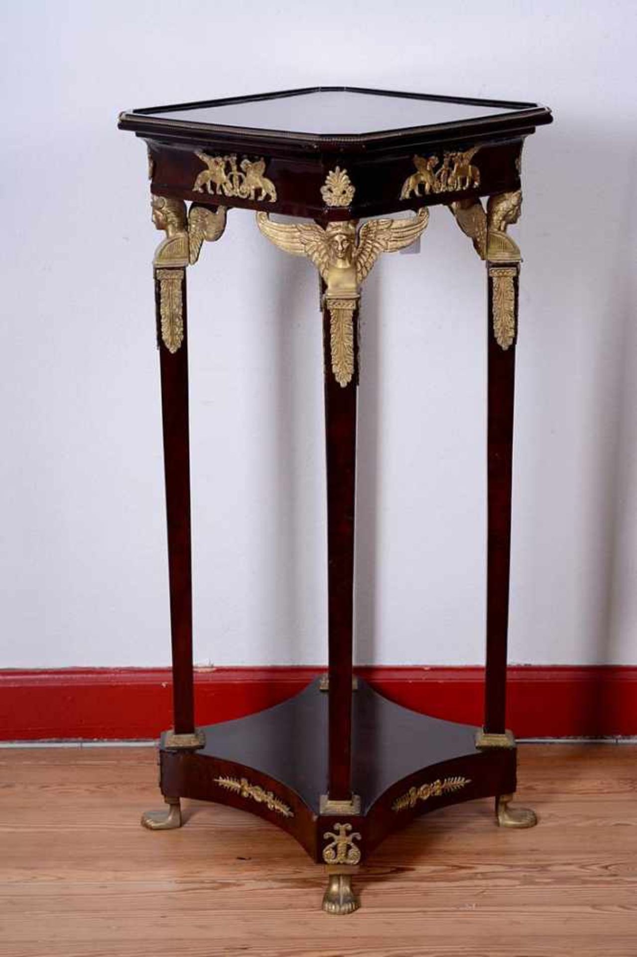 Dekorativer Guéridon, Frankreich 20.Jh., auf vier Messingfüßen, konkav eingezogene Sockelplatte,