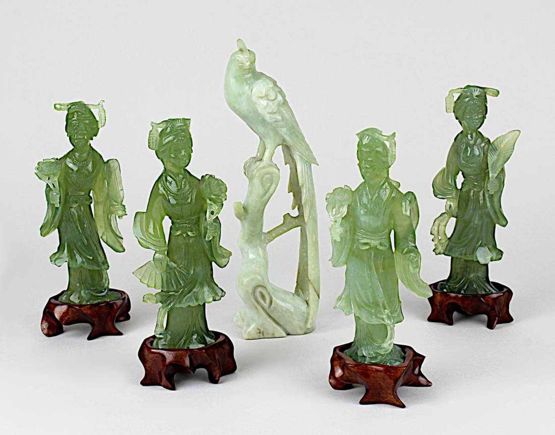 Vogel und 4 Tänzerinnen aus Jade, China 1. H. 20. Jh., Vogel aus opaker weißgrüner Jade, Tänzerinnen