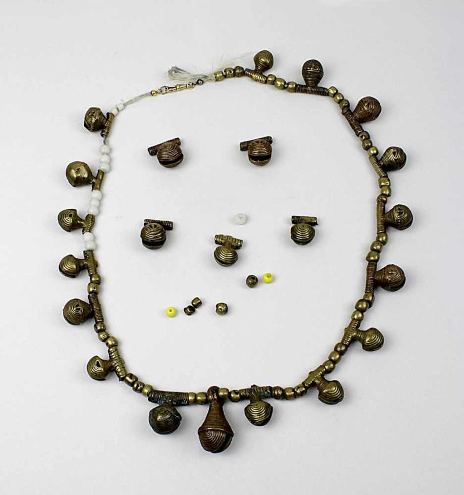 Kette aus 22 Bronzeglöckchen, aufwendig in der verlorenen Form gegossen, Westafrika 1. H. 20. Jh.,