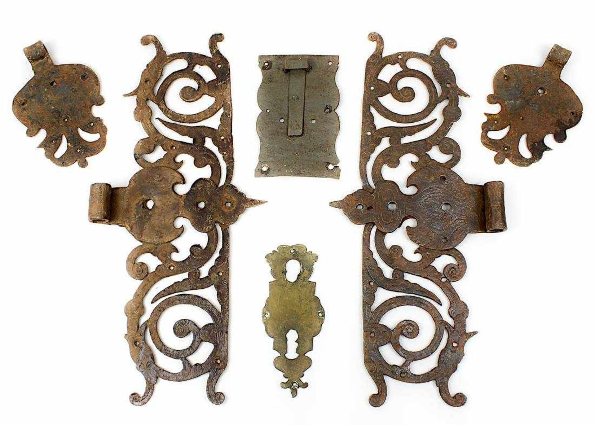 Konvolut Türbeschläge, deutsch 19.Jh., Eisen geschmiedet und verziert, zwei Türbänder (Höhe je 42
