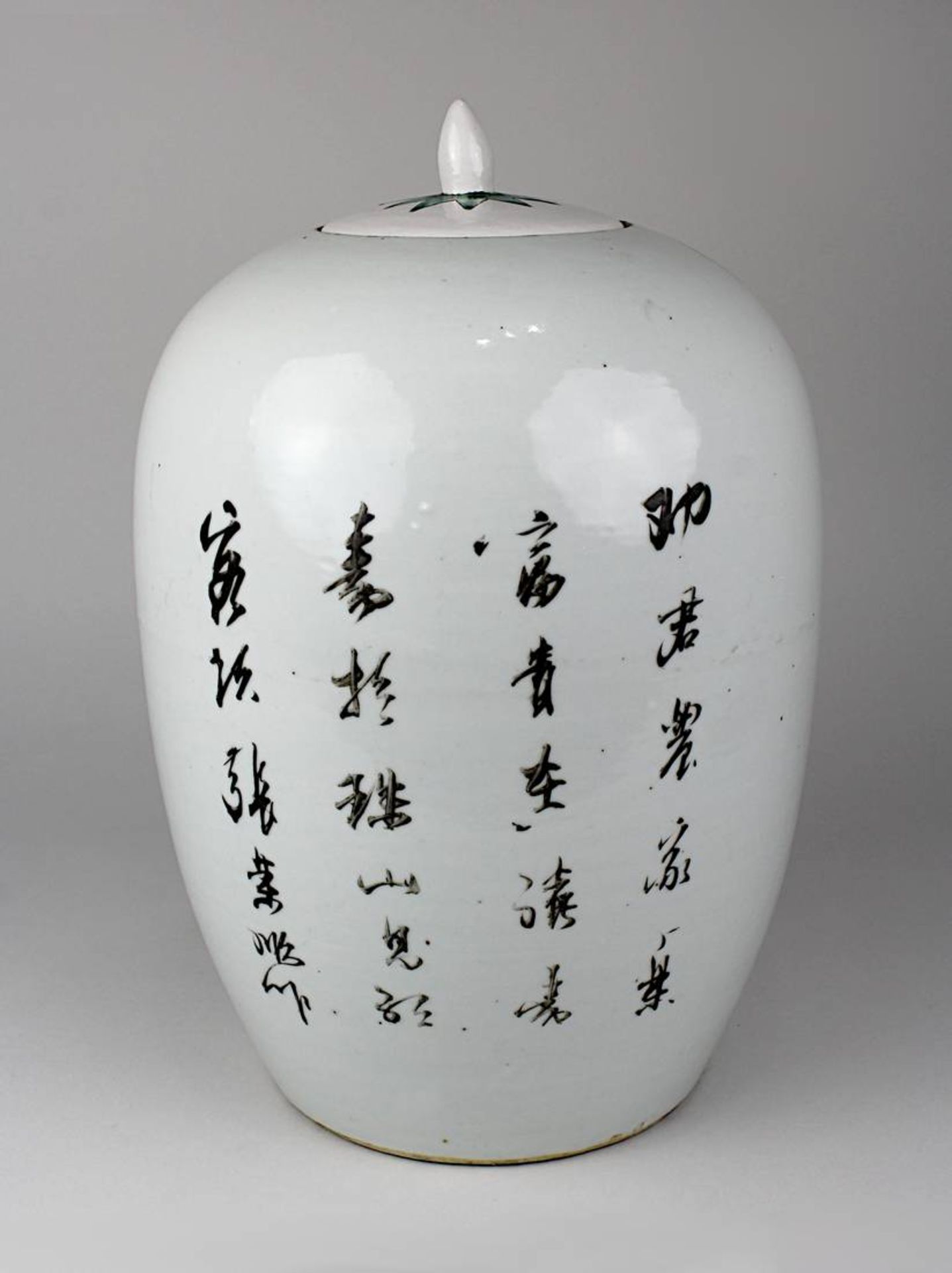 Chinesischer Schultertopf aus Porzellan, um 1900, Deckel aus Keramik ergänzt, handgedrehter - Image 2 of 2