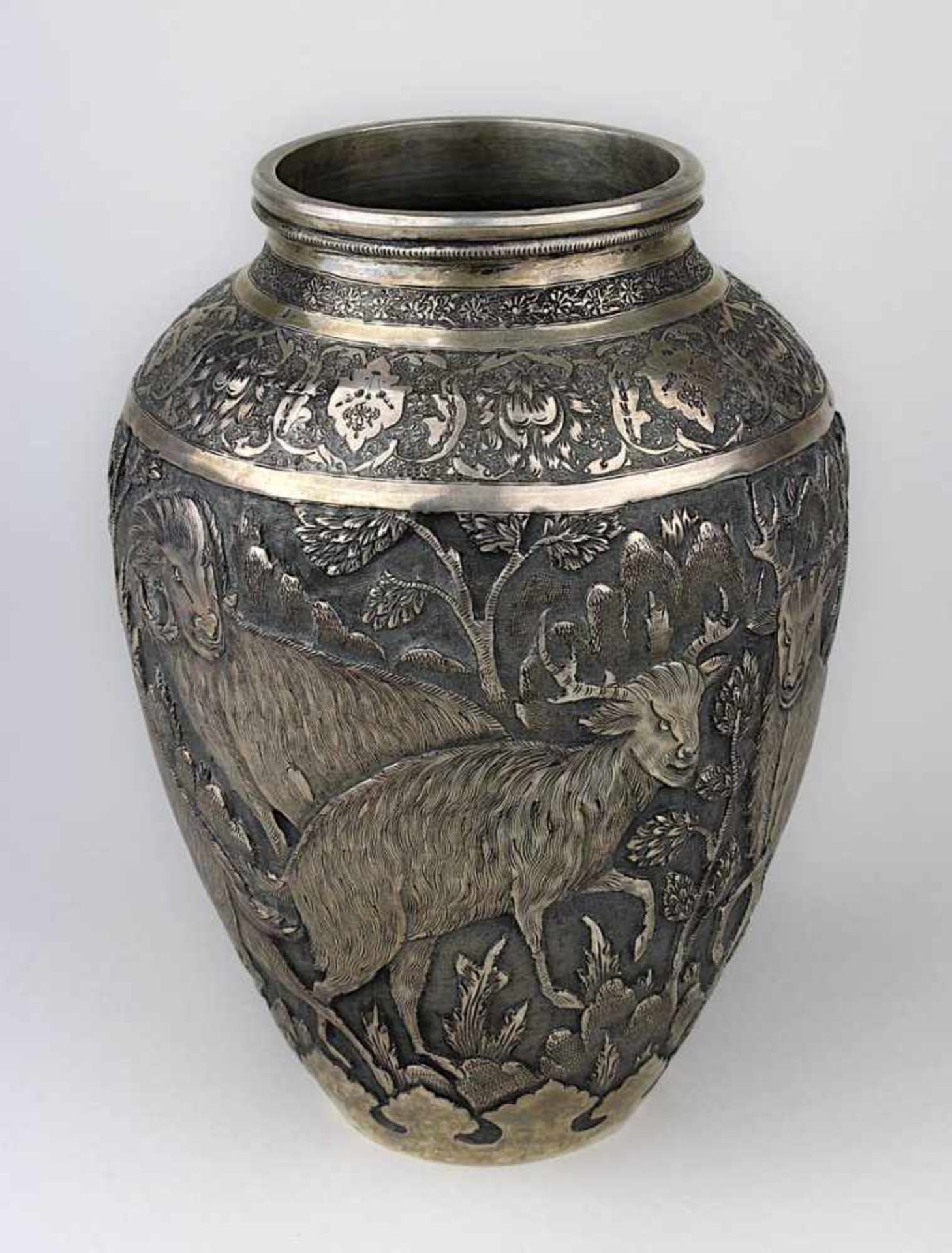 Silbervase mit Paarhufer-Dekor, Persien um 1900, Wandung mit reliefiertem Dekor von Hirschen, - Bild 2 aus 2