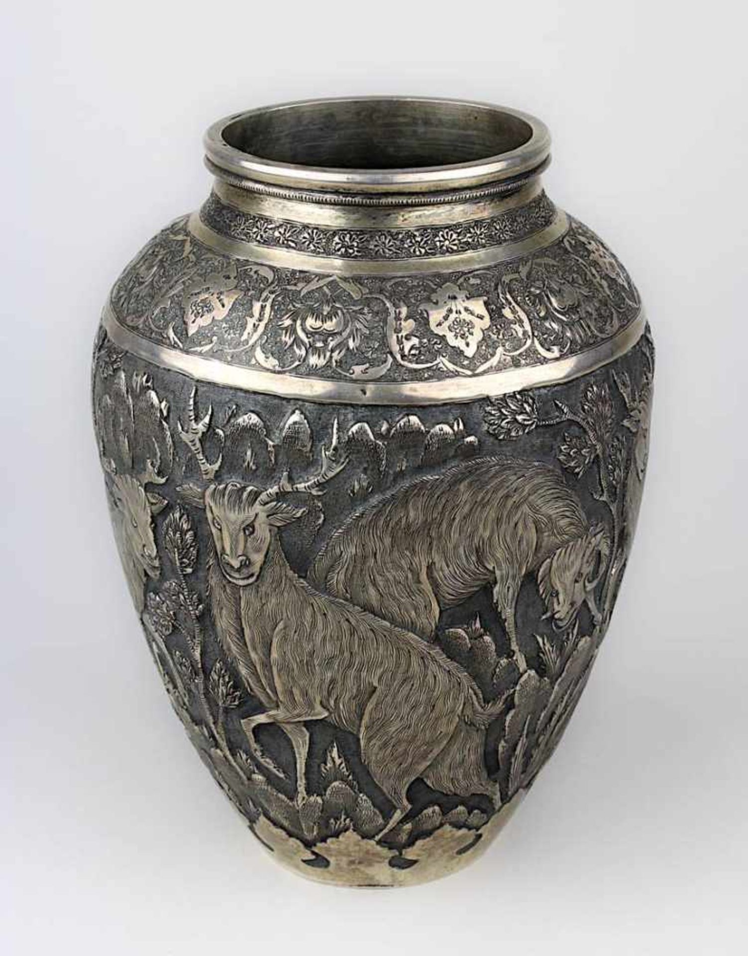 Silbervase mit Paarhufer-Dekor, Persien um 1900, Wandung mit reliefiertem Dekor von Hirschen,