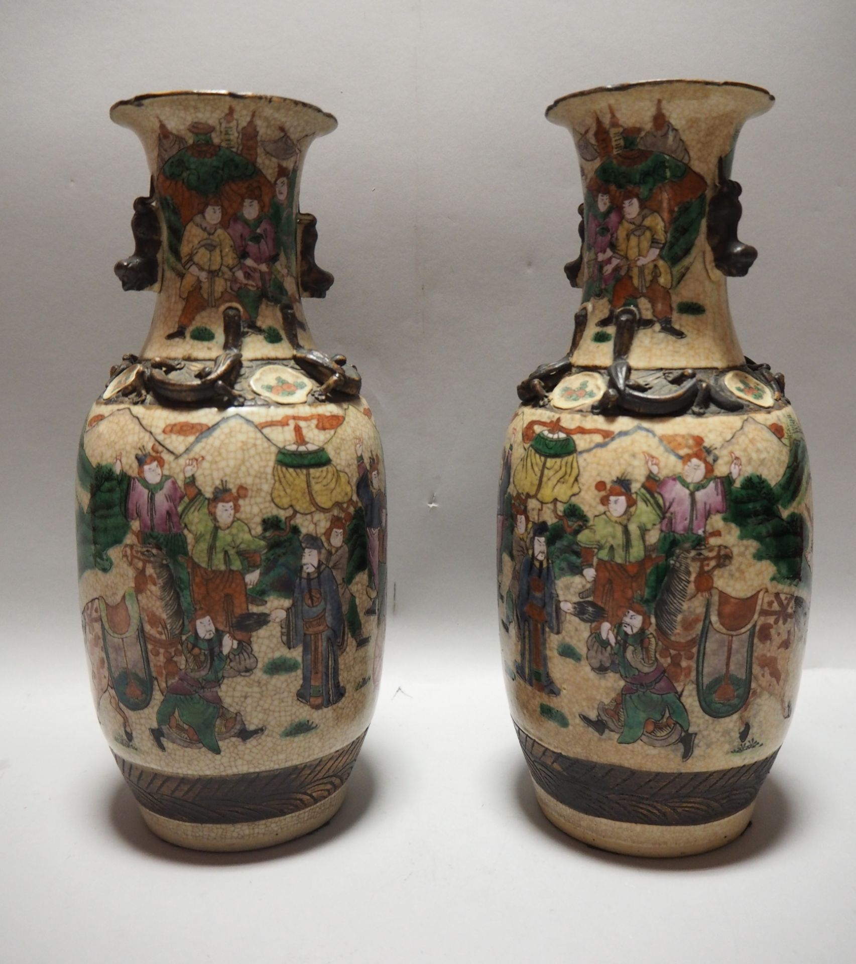 CHINE - Nankin. Paire de vases à sujet de cavaliers et soldats. Céramique. H : 36 [...]