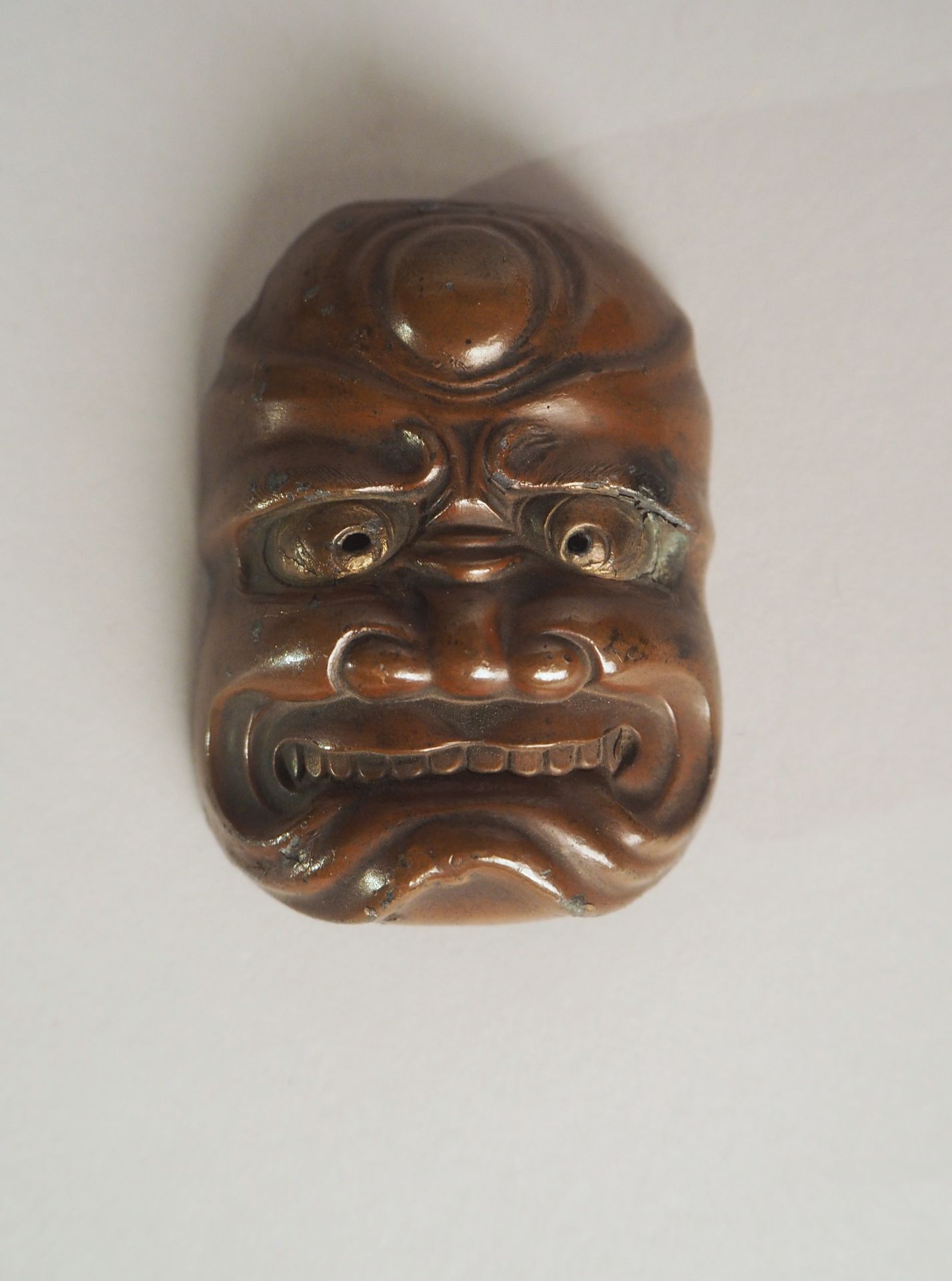 JAPON. Masque miniature grimaçant. Métal à patine brune. H : 5 cm. On joint un [...] - Bild 3 aus 3