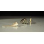 AUTRICHE - Bronze de VIENNE. Petite souris. Bronze peint. Longueur : 4,5 cm. On joint [...]