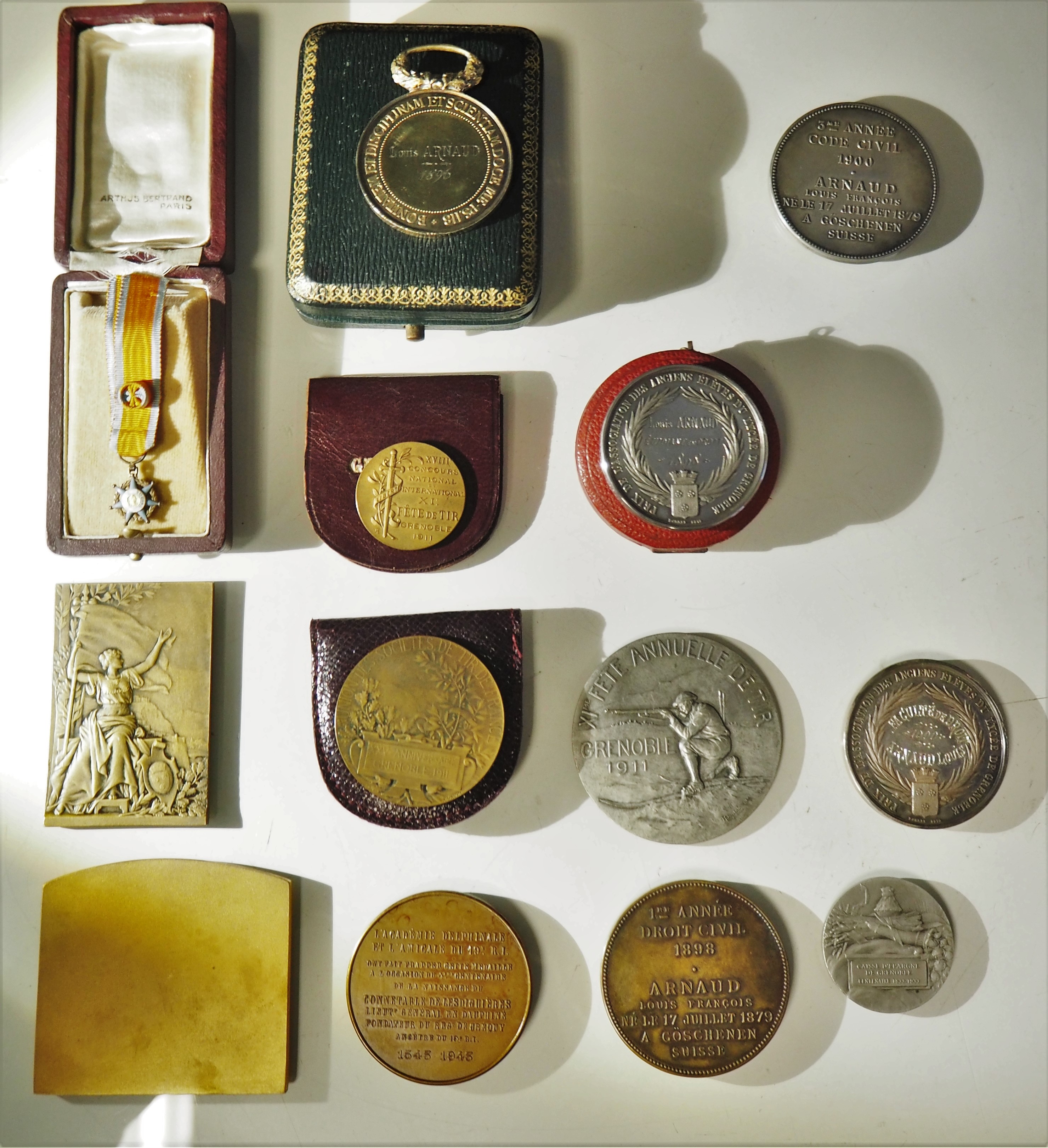 Lot de 12 médailles, dont une médaille de la 6ème fête annuelle de tir Grenoble [...] - Image 2 of 2