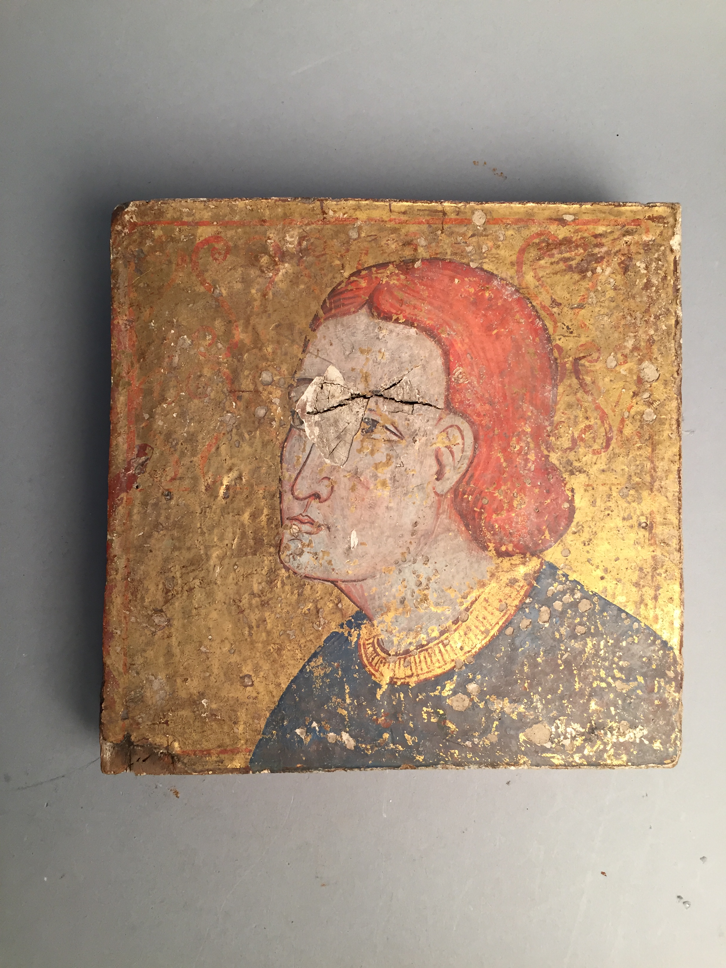 Rare panneau de bois représentant un visage féminin de trois quart. - Dimensions : [...]