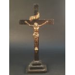 Crucifix en tôle de bronze, croix en bois noirci reposant sur une base à trois [...]