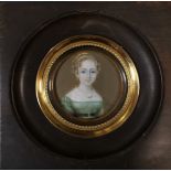 Ecole française début XIXème siècle. Jeune fille à la robe verte. Miniature sur [...]