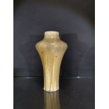Manufacture de SEVRES. Vase balustre à glaçure de sel. H : 29 cm. Egrenure à la [...]