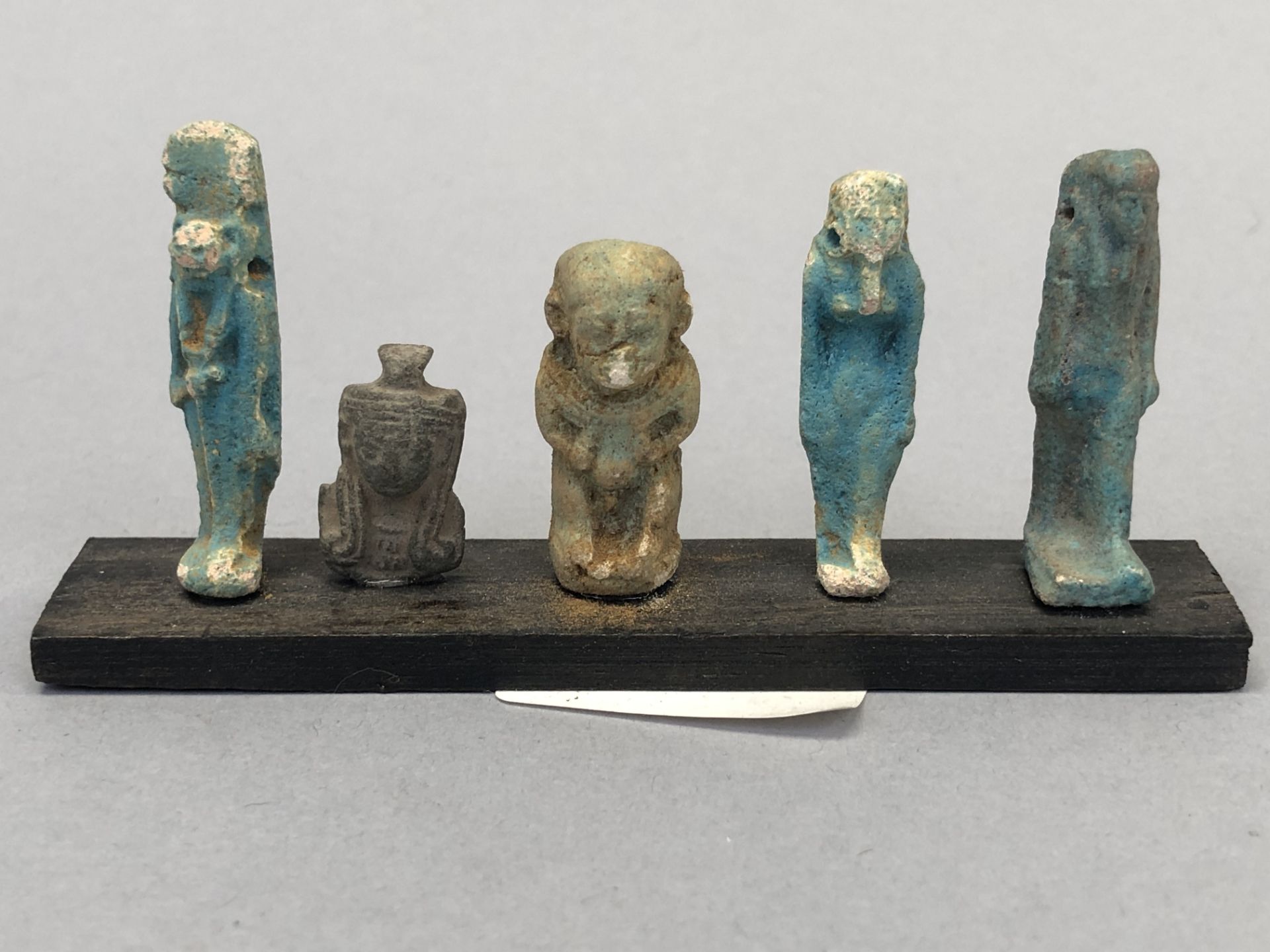 EGYPTE ANCIENNE. Ensemble de cinq amulettes en fritte émaillée bleu. H : 2 à 5 cm. [...]