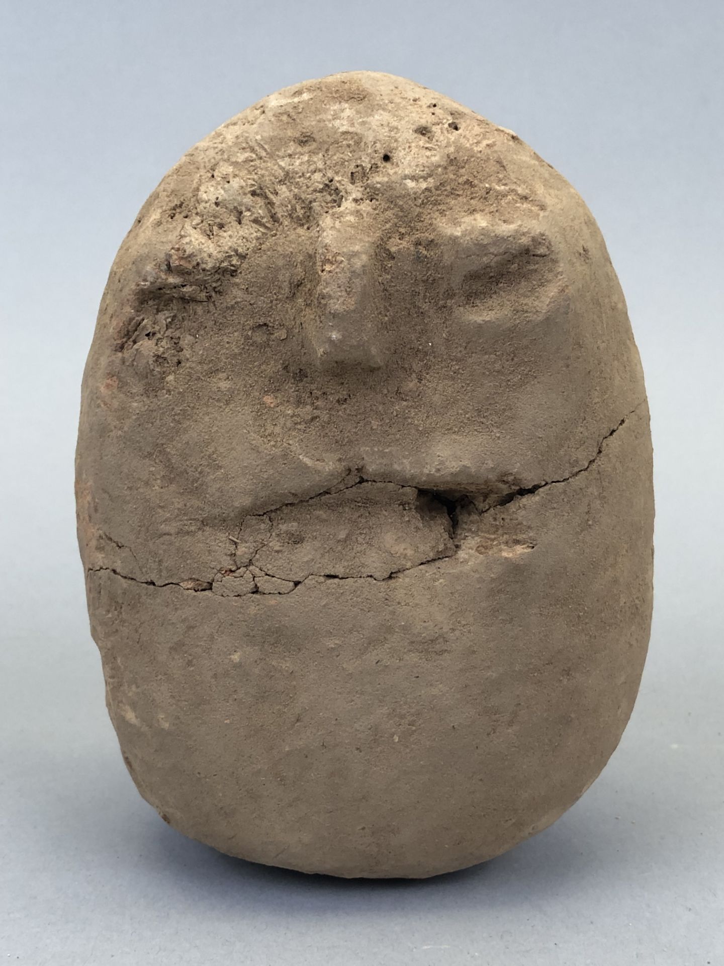 Figurine anthropomorphe en terre cuite. Ht. 13,5 cm. Terre cuite, culture Sao, 12° [...]