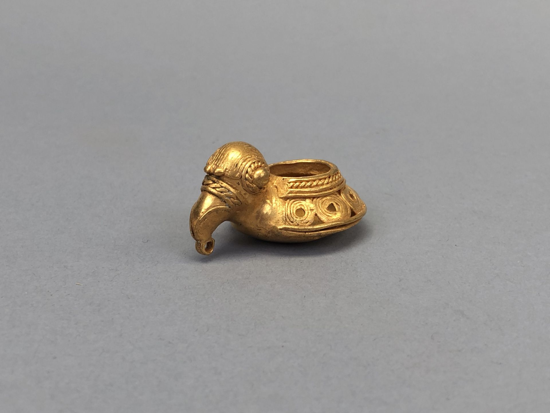 COLOMBIE. Civilisation Taïrona. Bijou-pendentif figurant un pot à tête de toucan. [...]