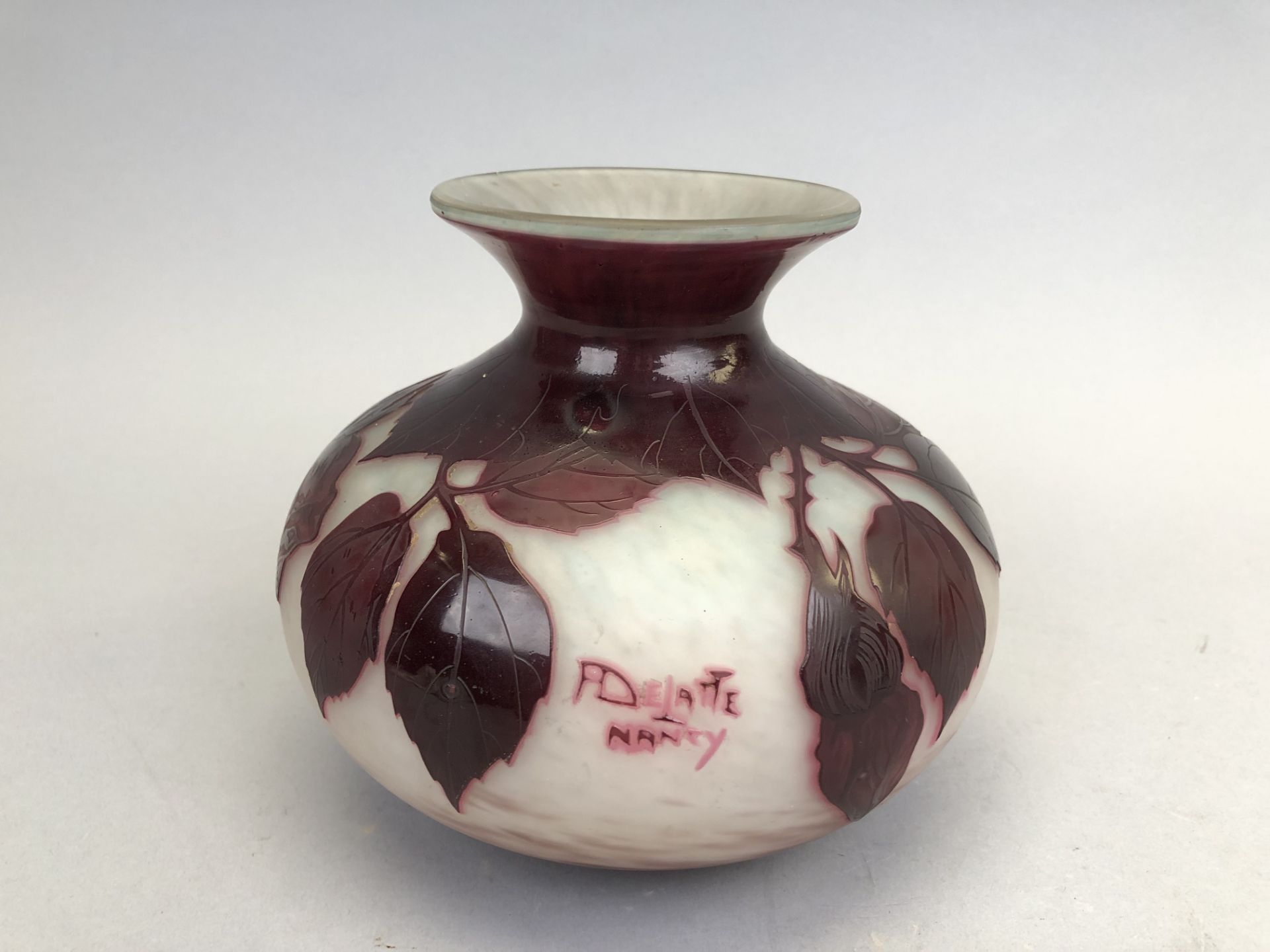 André Delatte (1887-1953). Vase en verre multicouche à décor dégagé à l'acide [...]