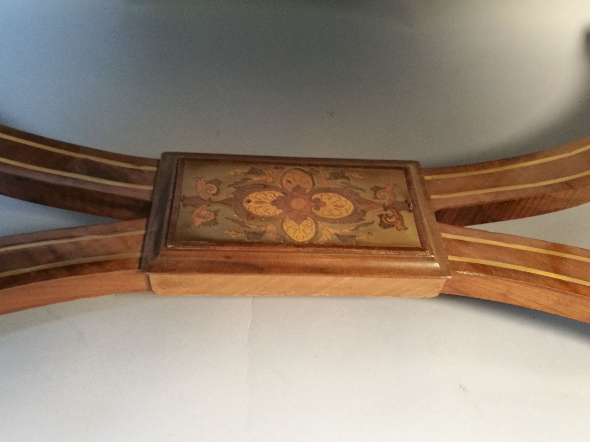Table bureau en bois de placage marqueuté, ouvrant par un tiroir en façade, [...] - Bild 4 aus 4