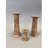 Lot de 3 vases rouleau. Terre cuite, bordure aplatie. H : 9 à 23 cm. - -