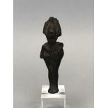 EGYPTE, basse époque. Osiris. Bronze. H : 9 cm. Socle. - -