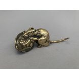 CARVIN. Souris grignontant une noix. Bronze doré et signé. L : 10 cm. Editeur [...]