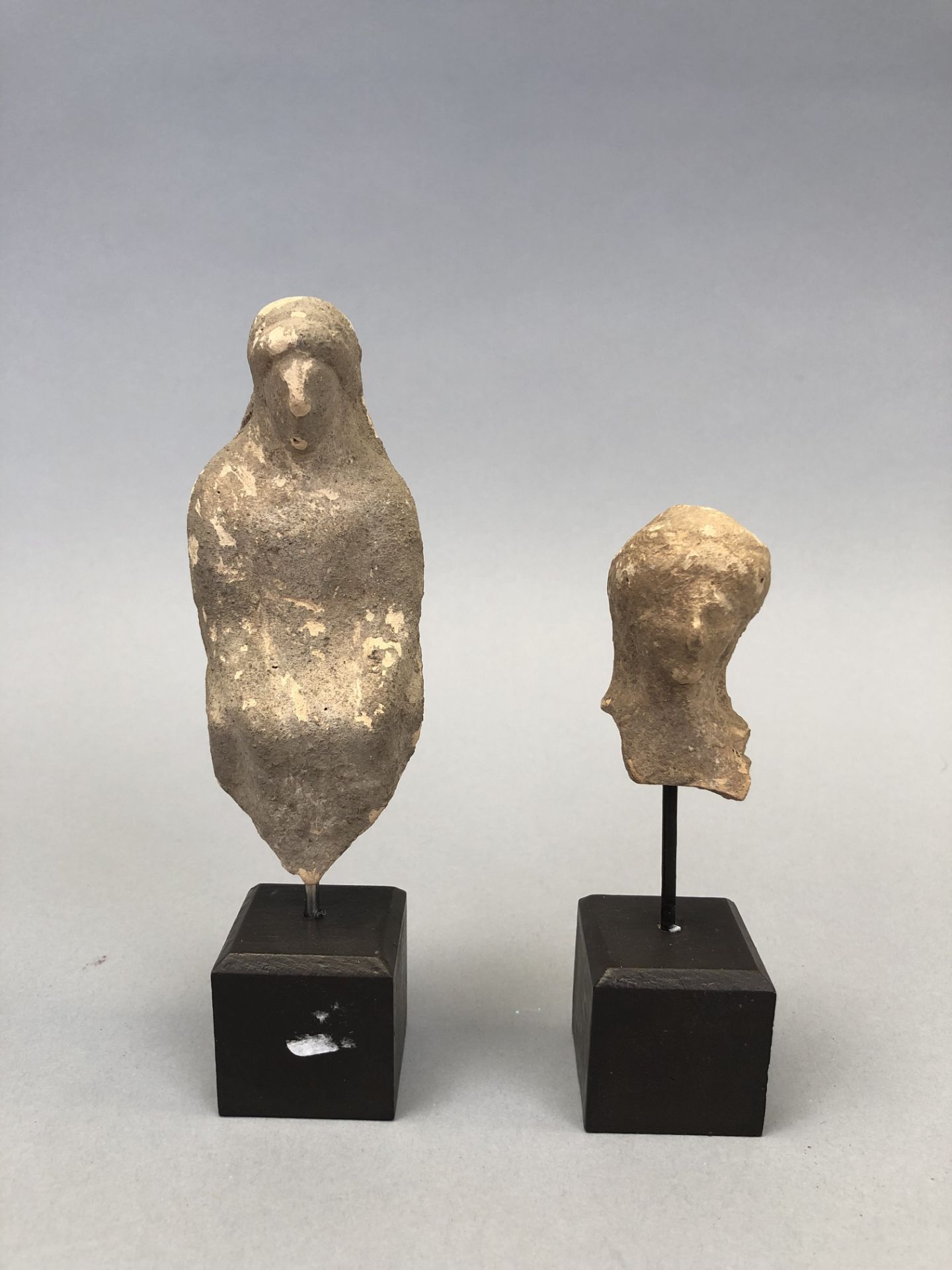 GRANDE GRECE, époque héllénistique. Deux fragments de statuettes féminines. H : 6 [...]