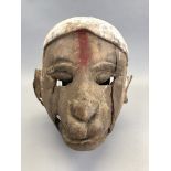 NEPAL. Tête du dieu Anunan. Bois sculpté et polychromé. H. 31 cm. - -