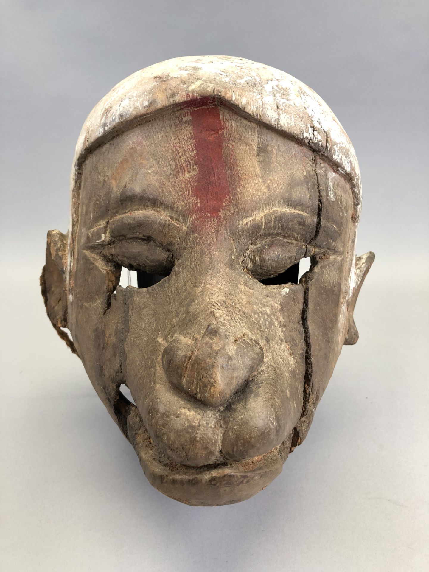 NEPAL. Tête du dieu Anunan. Bois sculpté et polychromé. H. 31 cm. - -