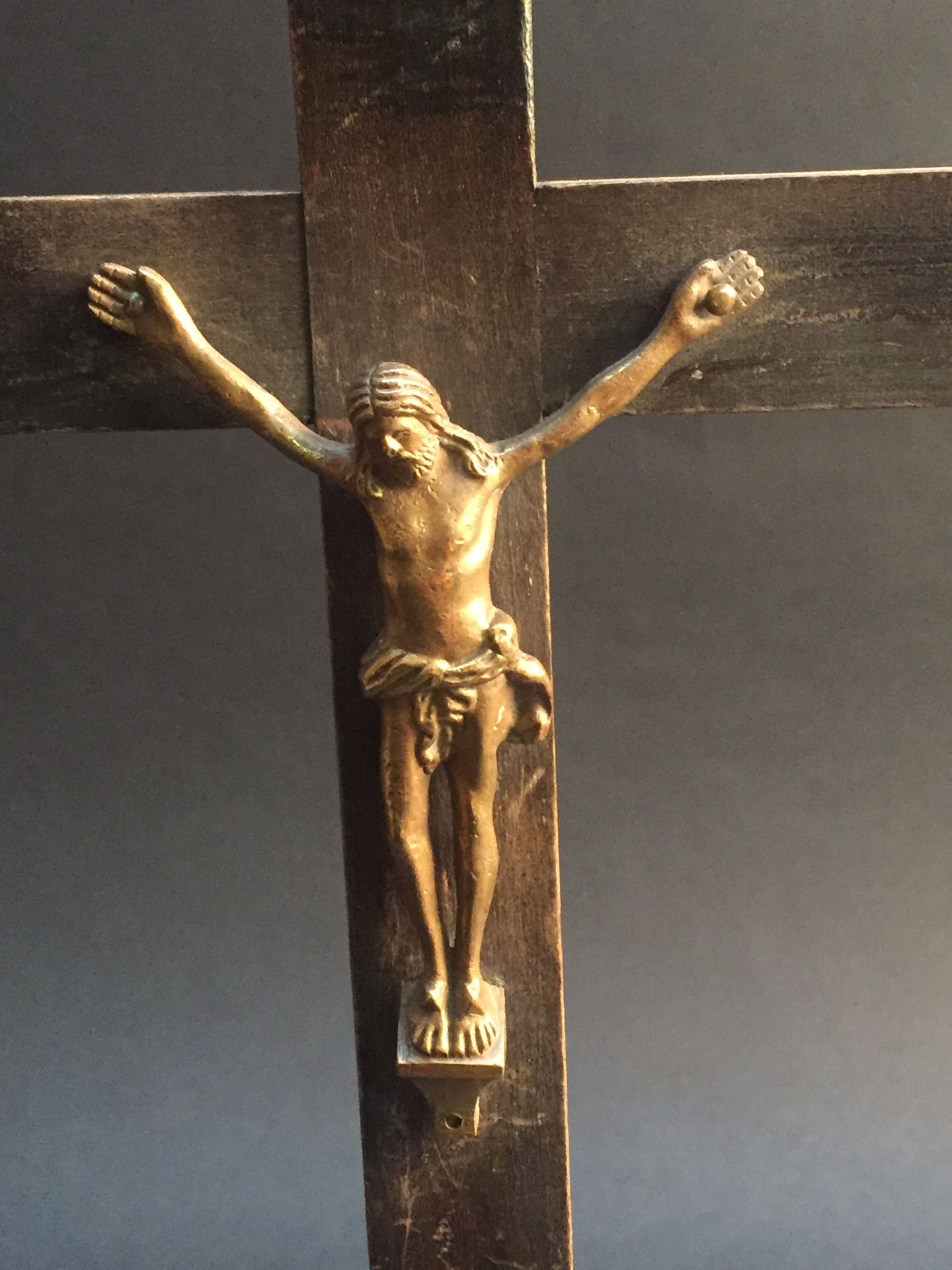 Crucifix de bronze, croix en bois noirci reposant sur une base à trois degrés. [...] - Bild 2 aus 2