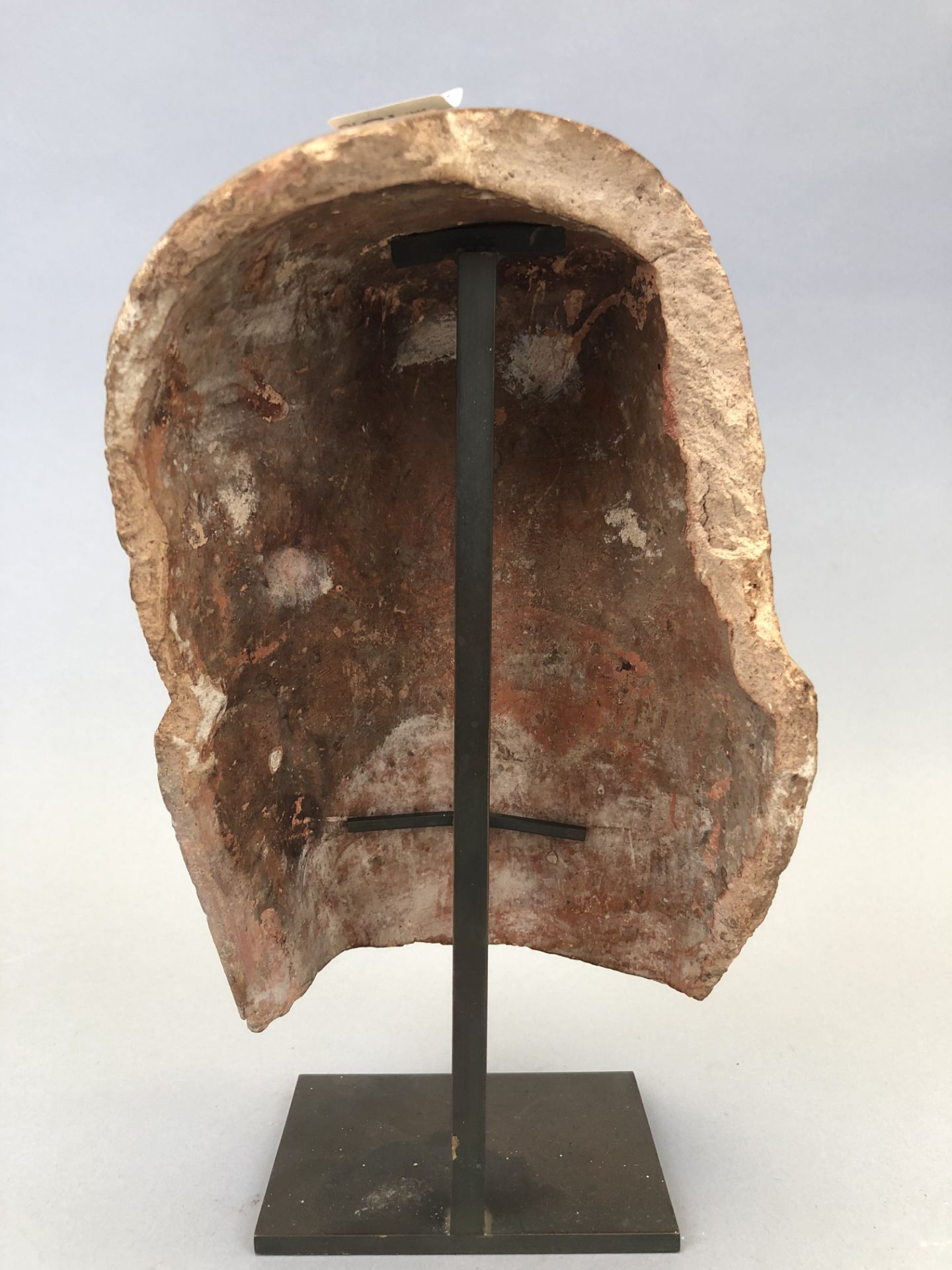 EGYPTE, Basse époque? Fragment de sarcophage en terre cuite polychromée. H : 22 cm. [...] - Bild 2 aus 2