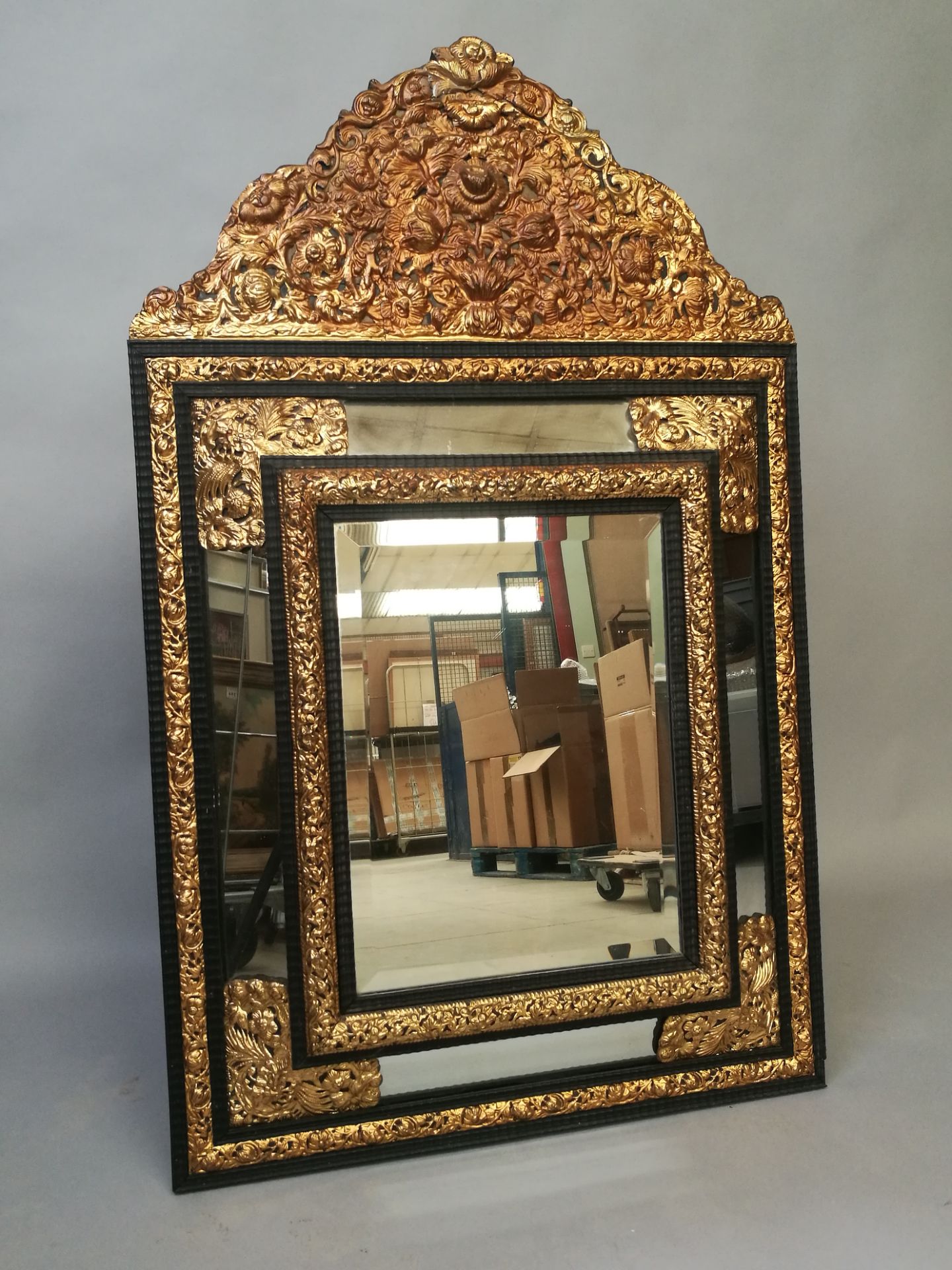 Miroir à double encadrement en bois noirci et laiton doré repoussé. Style Louis [...]