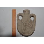 Ampoule à eulogie Terre cuite 9x6 cm Réservoir en forme de gourde aplatie, anses [...]