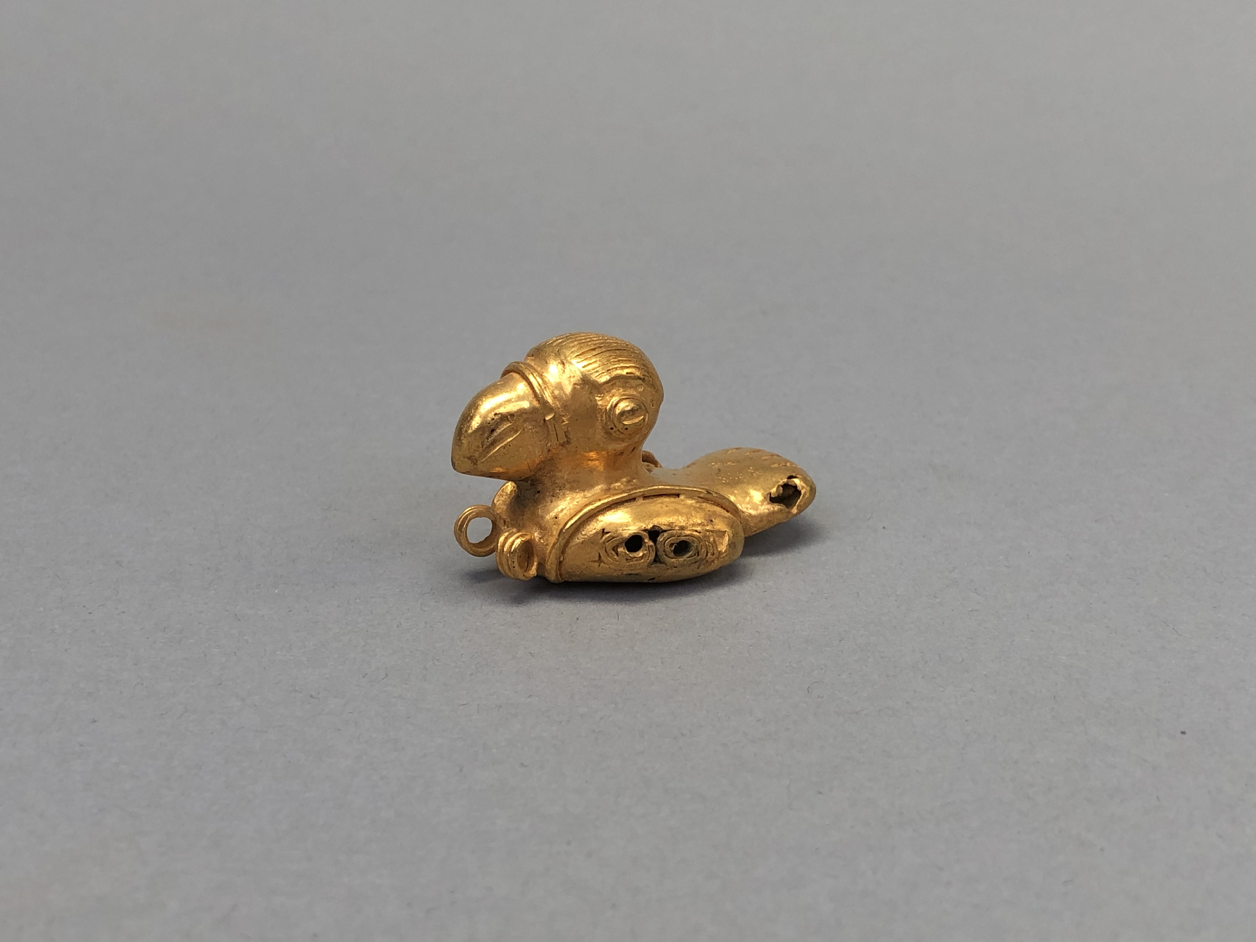 COLOMBIE. Civilisation Taïrona. Bijou-pendentif figurant un toucan. Bas or. L : 4.2 [...]