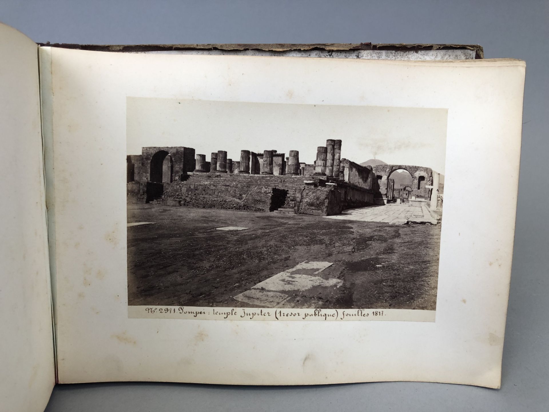Album de photographies sur Pompéi, daté 1874. 47 photos collées sur papier. 10.5 x [...] - Bild 6 aus 8