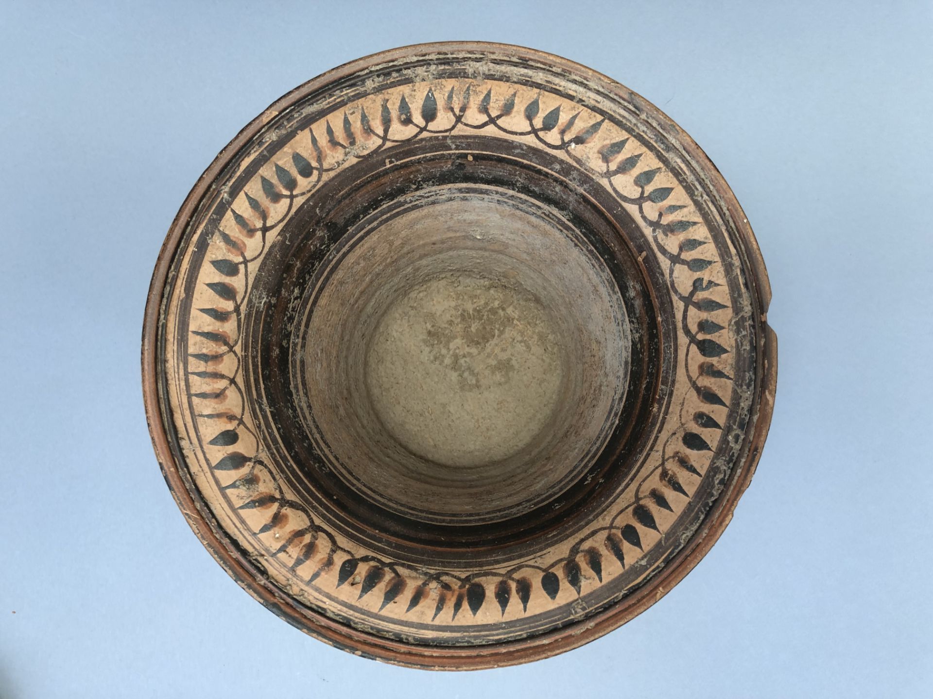 GRANDE GRECE, IIe avant J.C. Vase à col évasé à décor de feuillage. Terre cuite. [...] - Bild 3 aus 3