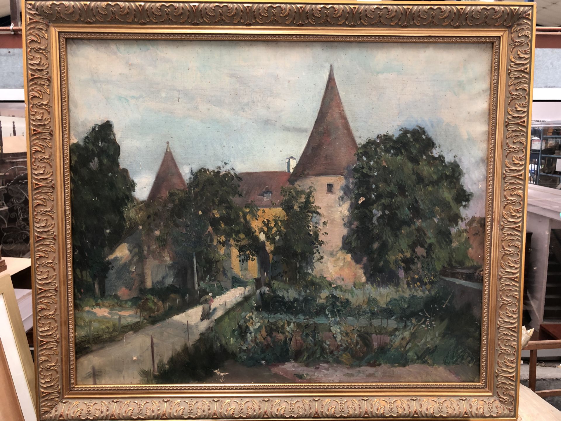 Ecole fin XIXe. Entrée de château. Huile sur toile. 54 x65 cm. Cadre doré. - -