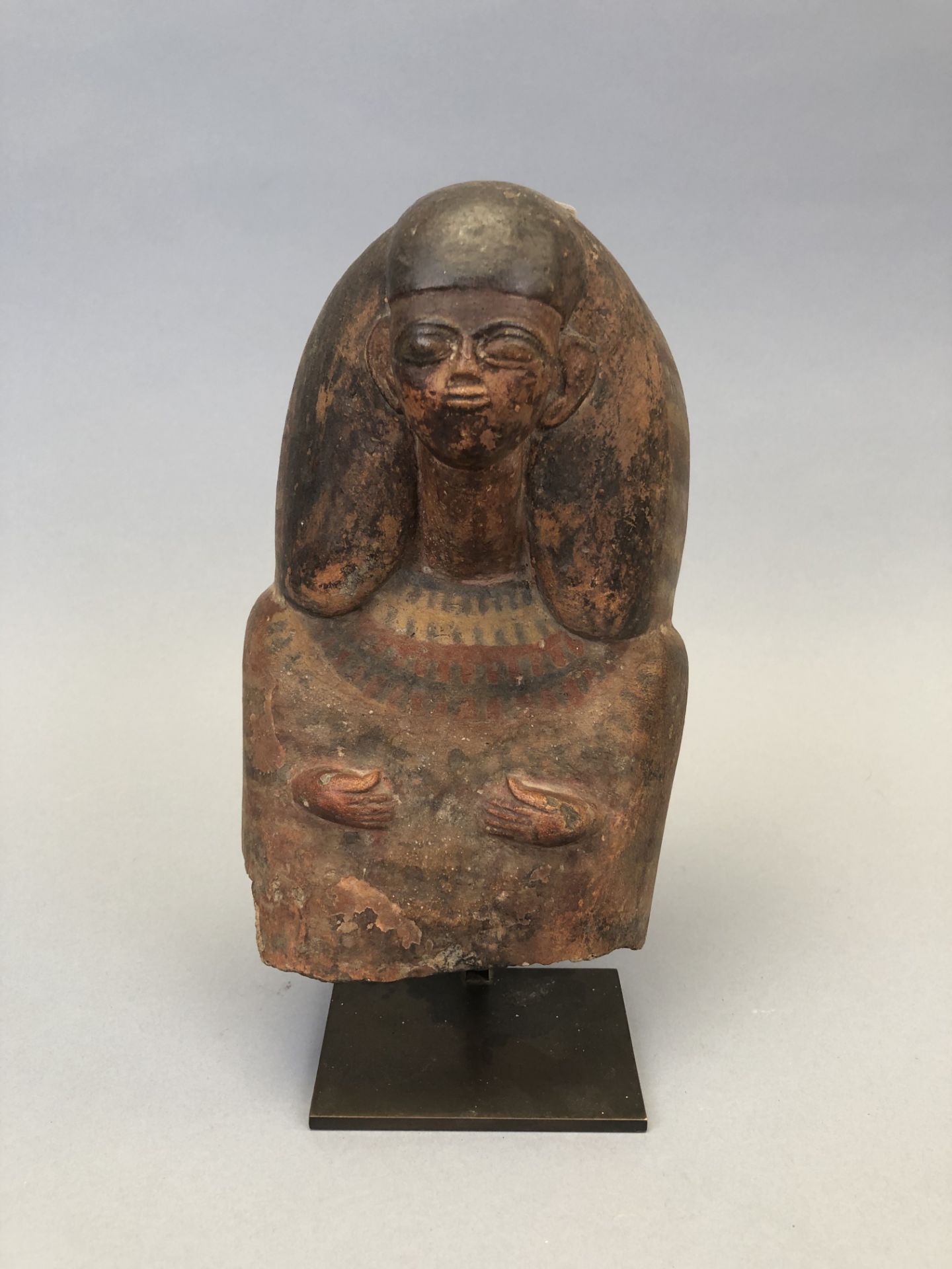 EGYPTE, Basse époque? Fragment de sarcophage en terre cuite polychromée. H : 22 cm. [...]