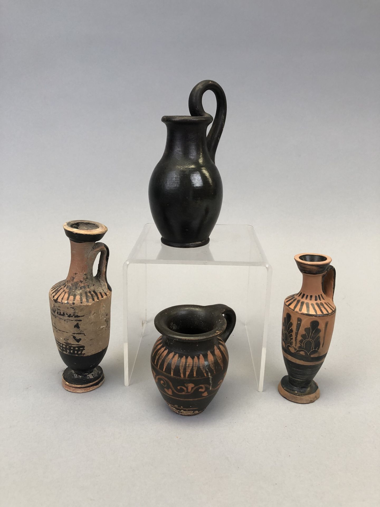 GRECE. Lot de 4 lécytes, vase à anse. H : 7 à 12 cm. - -