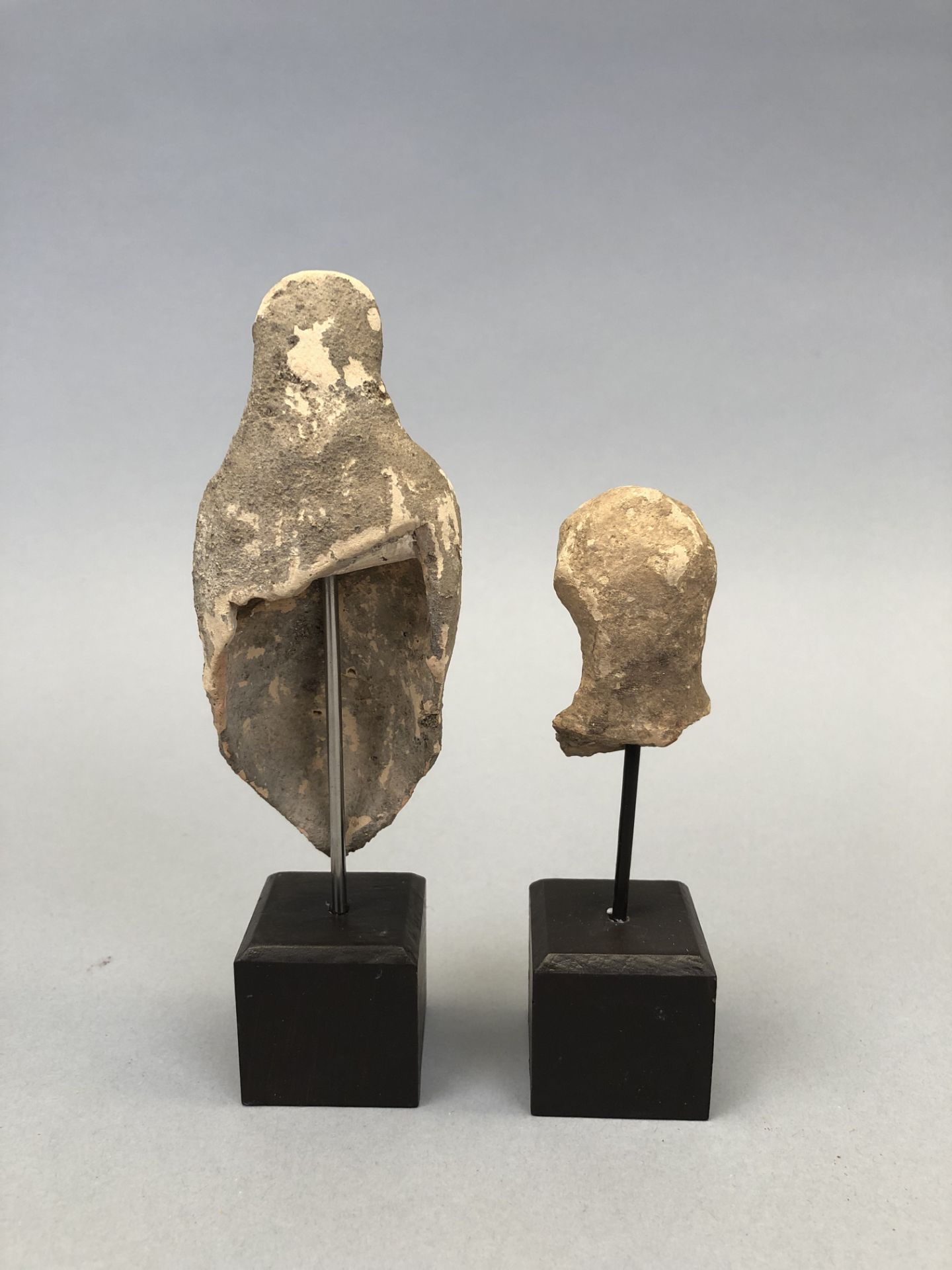 GRANDE GRECE, époque héllénistique. Deux fragments de statuettes féminines. H : 6 [...] - Bild 2 aus 2