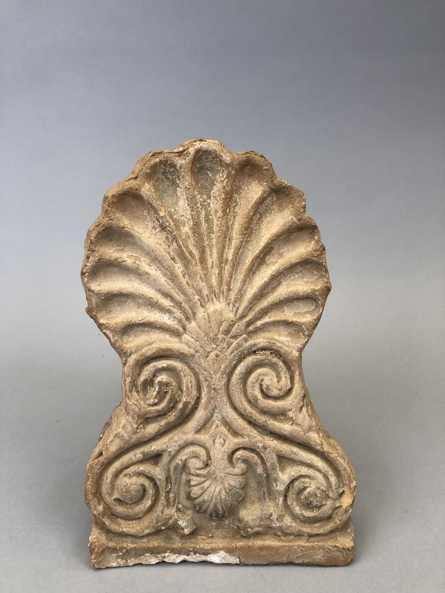 GRECE ou ROME. Acrotère. Terre cuite sculptée. 21 x 18 cm. Provenance : collection [...]