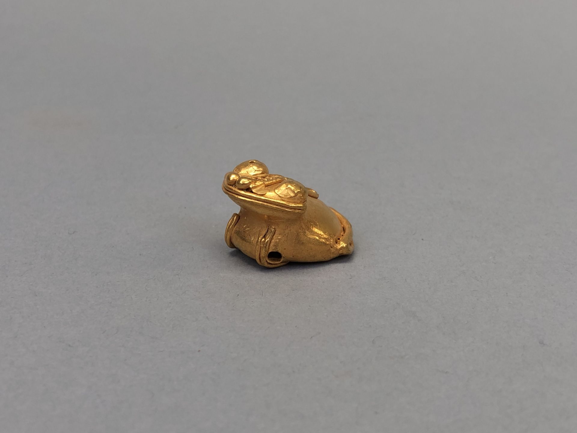 COLOMBIE. Civilisation Taïrona. Bijou-pendentif (grelot) figurant une grenouille. [...]