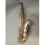 SELMER. Saxophone ténor. n° M133689. Etui d'origine. Bocal présent. - -