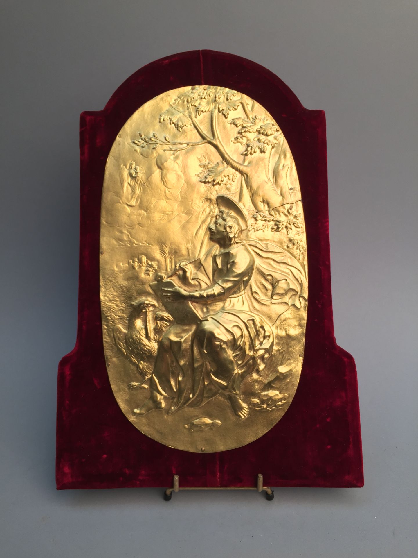 Plaque en cuivre ciselé, estampé et doré, représentant Saint Jean. 29,5 x 16,5 [...]